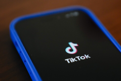 Teléfonos con la aplicación de TikTok son vendidos por miles de dólares en EEUU – AP News