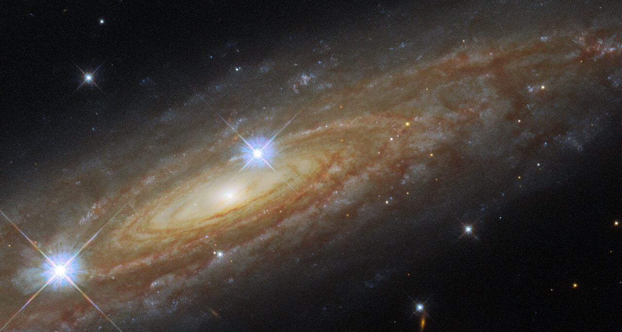 Hubble apresenta uma majestosa galáxia espiral (e duas intrusas) – revistaplaneta.com.br