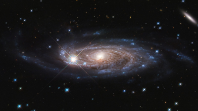 Hubble captura imagem de uma das maiores galáxias já descobertas – tecmundo.com.br
