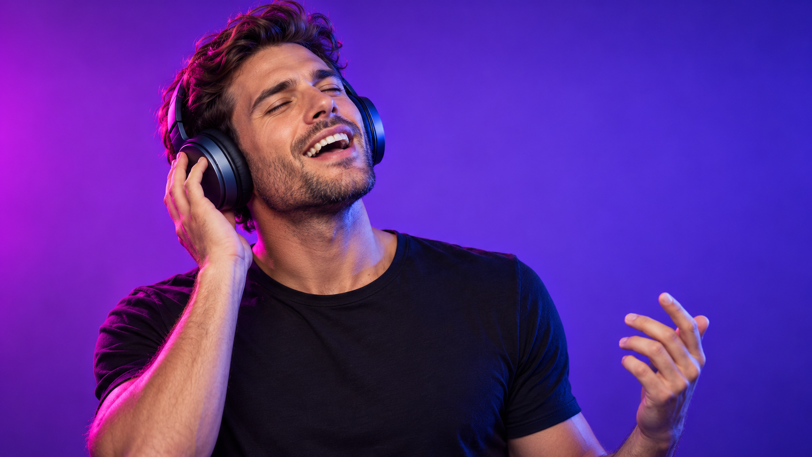Cantando-com-fones-em-luz-roxa