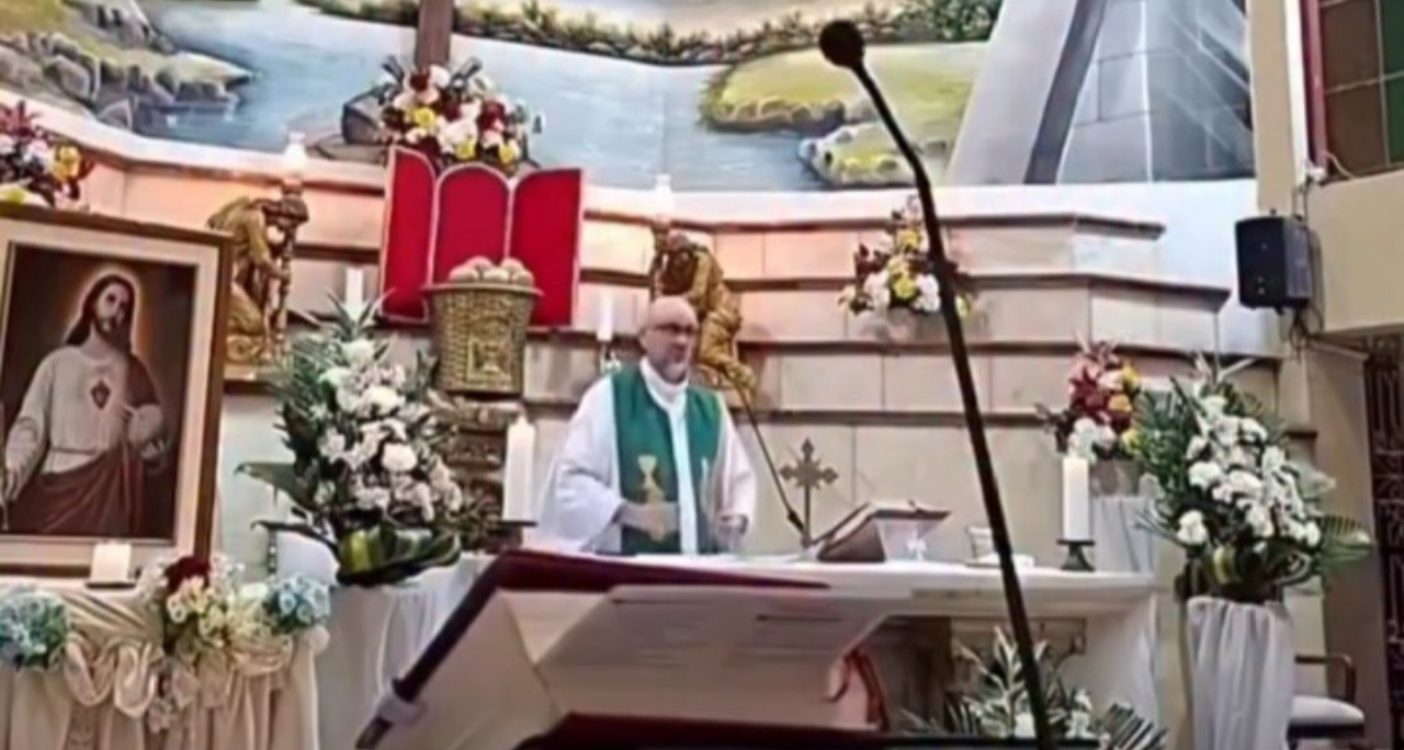Padre morre após ser atingido por cruz que cai durante missa no Equador. Veja vídeo – Diário da Manhã